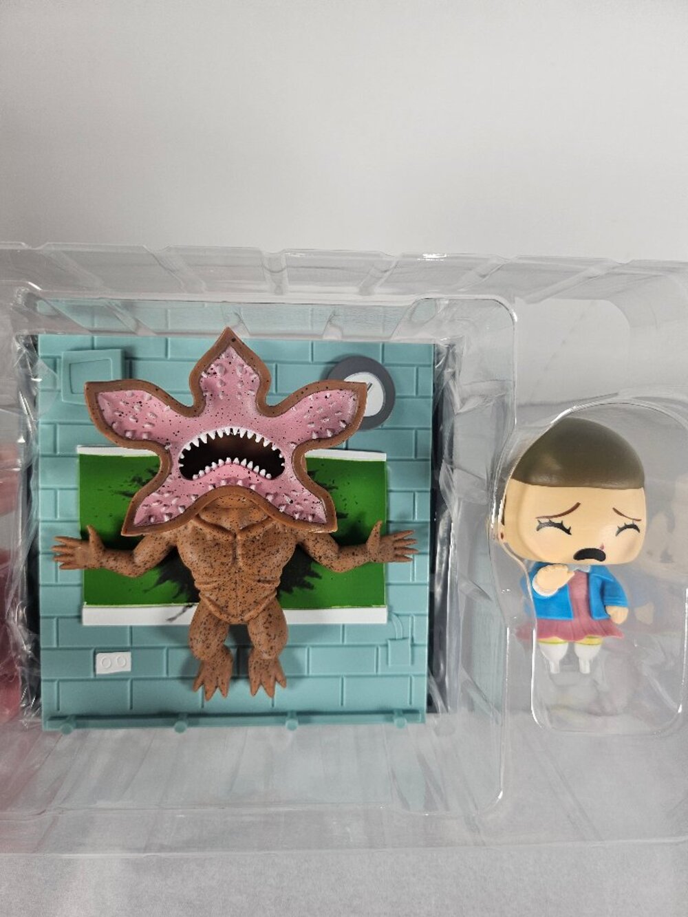 Stranger Things Eleven VS Demogorgon Diorama Figurine Loot Crate Exclusive 2017